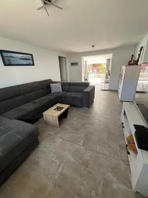 Cuisine ou kitchenette dans l'établissement Location maison balnéaire 8 couchages 50m plage du Cormier