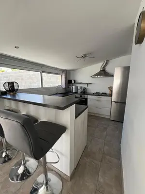 Cuisine ou kitchenette dans l'établissement Location maison balnéaire 8 couchages 50m plage du Cormier