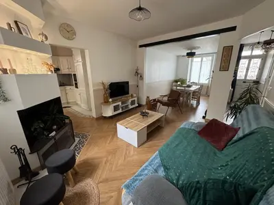 Télévision ou salle de divertissement dans l'établissement Maison lumineuse et chaleureuse
