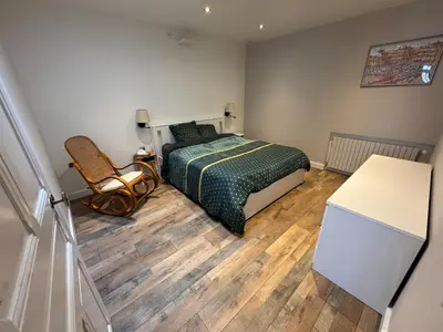 Un ou plusieurs lits dans un hébergement de l'établissement Maison lumineuse et chaleureuse