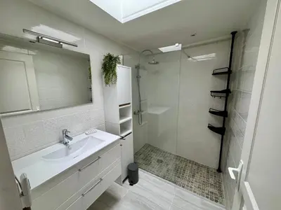 Salle de bains dans l'établissement Maison lumineuse et chaleureuse