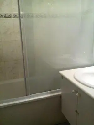 Salle de bains dans l'établissement Résidence Alizée A - SAINT MARC SUR MER résidence Alizée 2 pièces cabine MAE-7611