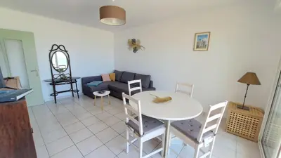 Coin salon dans l'établissement AIGUE MARINE - Appartement Vue Mer 1 chambre