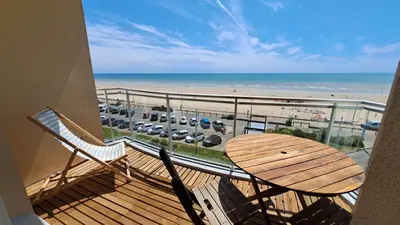 Vue générale sur la mer ou vue sur la mer prise depuis l'appartement