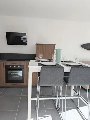 Cuisine ou kitchenette dans l'établissement Appartement lumineux avec balcon & aperçu mer