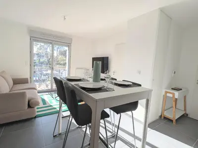 Télévision ou salle de divertissement dans l'établissement Appartement lumineux avec balcon & aperçu mer