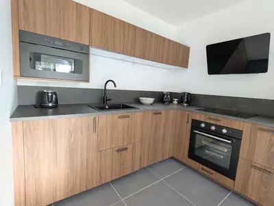 Cuisine ou kitchenette dans l'établissement Appartement lumineux avec balcon & aperçu mer