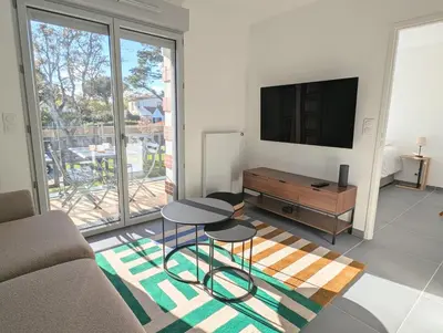 Télévision ou salle de divertissement dans l'établissement Appartement lumineux avec balcon & aperçu mer