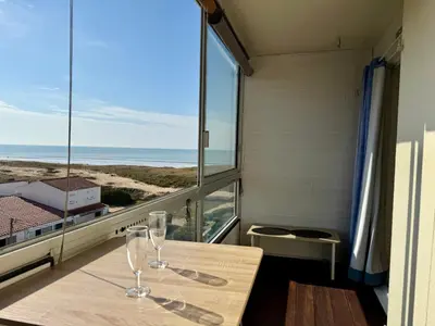 Vue générale sur la mer ou vue sur la mer prise depuis l'appartement