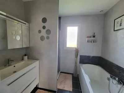Salle de bains dans l'établissement Maison cosy entre mer et Brière