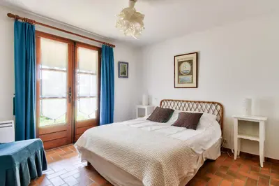 Un ou plusieurs lits dans un hébergement de l'établissement Villa pour 10 avec piscine et jardin