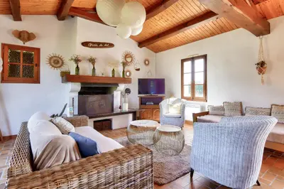 Coin salon dans l'établissement Villa pour 10 avec piscine et jardin