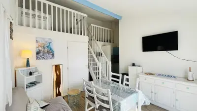 Télévision ou salle de divertissement dans l'établissement Le Chêne Vert, piscine et forêt
