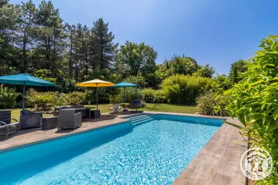 Piscine de l'établissement Gîte Ecrin de Verdure Jacuzzi et piscine ou située à proximité
