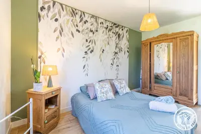 Un ou plusieurs lits dans un hébergement de l'établissement Gîte Ecrin de Verdure Jacuzzi et piscine