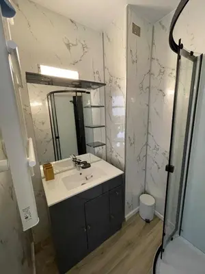 Salle de bains dans l'établissement Charmant T2 rénové à neuf