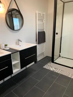 Salle de bains dans l'établissement Gîte du marais 2