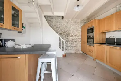Cuisine ou kitchenette dans l'établissement Villa pour 7 adultes, 1 enfant, a 400m de la mer