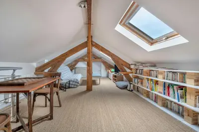 Bibliothèque dans la maison de vacances