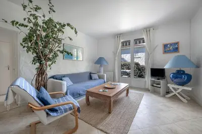 Télévision ou salle de divertissement dans l'établissement 20m de la mer - Terrasse - Appartement pour 6