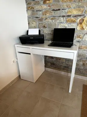 Télévision ou salle de divertissement dans l'établissement Kastellbriant Cottage