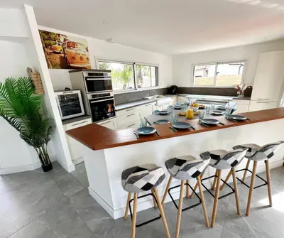 Cuisine ou kitchenette dans l'établissement Villa et Spa