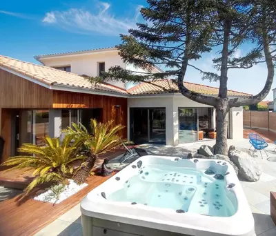 Piscine de l'établissement Villa et Spa ou située à proximité