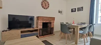 Télévision ou salle de divertissement dans l'établissement L'Atelier Gauthier