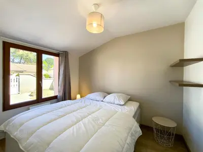 Un ou plusieurs lits dans un hébergement de l'établissement Appartement pour deux, proche plage et foret, animaux bienvenus
