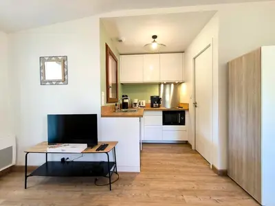 Cuisine ou kitchenette dans l'établissement Appartement pour deux, proche plage et foret, animaux bienvenus