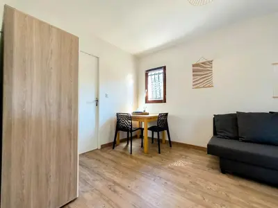 Coin salon dans l'établissement Appartement pour deux, proche plage et foret, animaux bienvenus