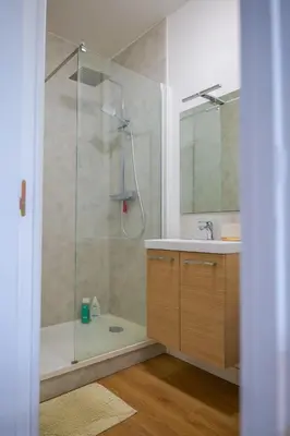 Salle de bains dans l'établissement Joli studio avec terrasse - proche château - 2 personnes