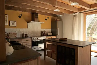 Cuisine ou kitchenette dans l'établissement LA MAREUILLE- Offre de lancement - Maison écorénovée dans une ancienne ferme en pleine nature - Morbihan