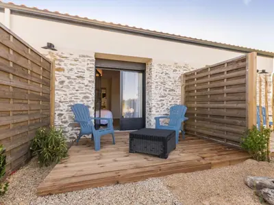 Coin salon dans l'établissement Studio Bohême avec terrasse et parking, à proximité de Planète Sauvage - FR-1-306-1305