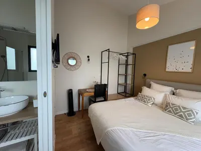 Un ou plusieurs lits dans un hébergement de l'établissement Studio Jungle avec terrasse et piscine chauffée près de Nantes - FR-1-306-1304