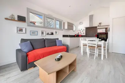 Cuisine ou kitchenette dans l'établissement Appart dans bourg a 230m de la plage - 4 pers