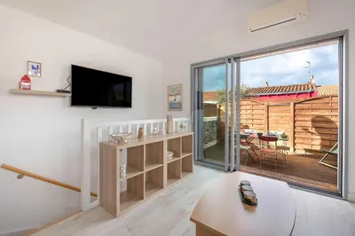 Télévision ou salle de divertissement dans l'établissement Appart dans bourg a 230m de la plage - 4 pers