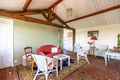 Coin salon dans l'établissement L’Échappée du Port - Grand Jardin