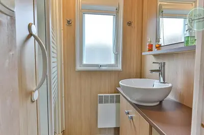 Salle de bains dans l'établissement Chalet Village de la Mer