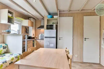 Cuisine ou kitchenette dans l'établissement Chalet Village de la Mer