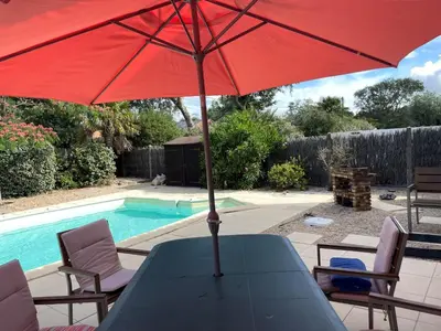 Piscine de l'établissement Maison familiale charmante avec piscine privée et parking à Saint-Jean-de-Monts - FR-1-323-576 ou située à proximité