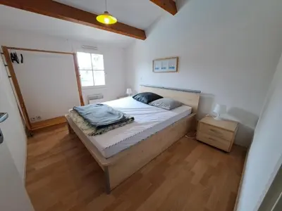 Un ou plusieurs lits dans un hébergement de l'établissement Maison familiale charmante avec piscine privée et parking à Saint-Jean-de-Monts - FR-1-323-576