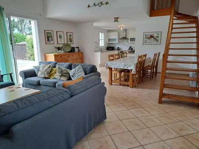 Coin salon dans l'établissement Maison familiale charmante avec piscine privée et parking à Saint-Jean-de-Monts - FR-1-323-576