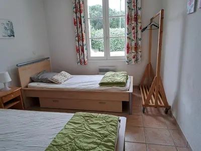 Un ou plusieurs lits dans un hébergement de l'établissement Maison familiale charmante avec piscine privée et parking à Saint-Jean-de-Monts - FR-1-323-576
