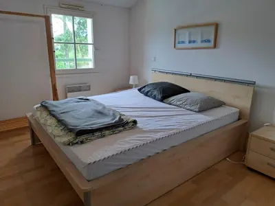 Un ou plusieurs lits dans un hébergement de l'établissement Maison familiale charmante avec piscine privée et parking à Saint-Jean-de-Monts - FR-1-323-576