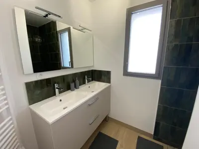 Salle de bains dans l'établissement La Colinette Chambretaud - 5min du PuyDuFou