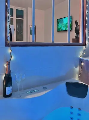 Télévision ou salle de divertissement dans l'établissement La Rêverie