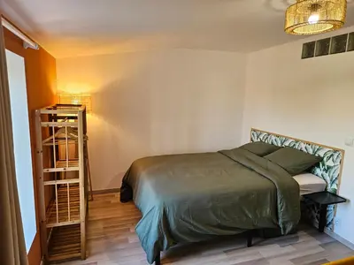 Un ou plusieurs lits dans un hébergement de l'établissement Appartement Bohème 4 personnes à 12 min du Puy du Parc