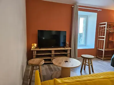 Télévision ou salle de divertissement dans l'établissement Appartement Bohème 4 personnes à 12 min du Puy du Parc