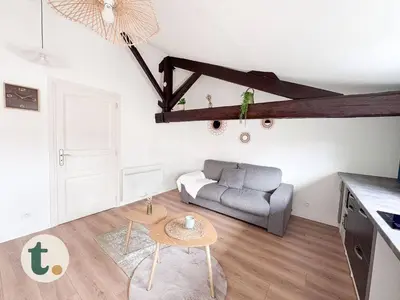 Coin salon dans l'établissement Tranquiloue - Petit Appartement - 10min Puy du Fou